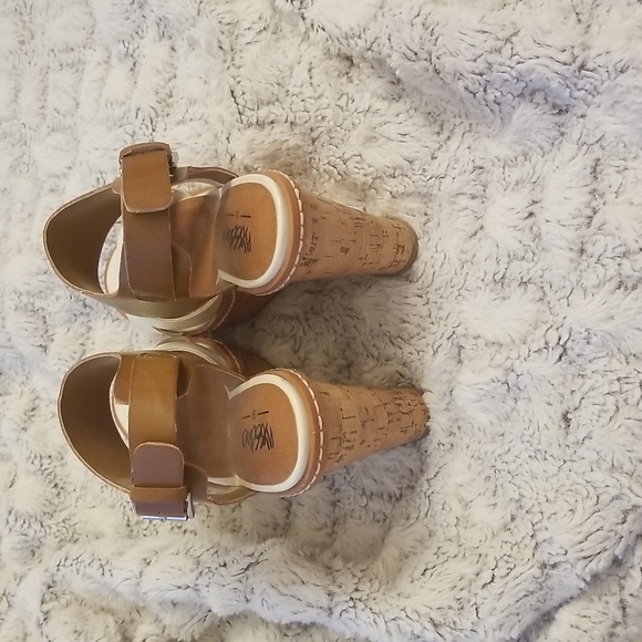 Mossimo Winter White & Camel Wedges - Picture 3 of 7